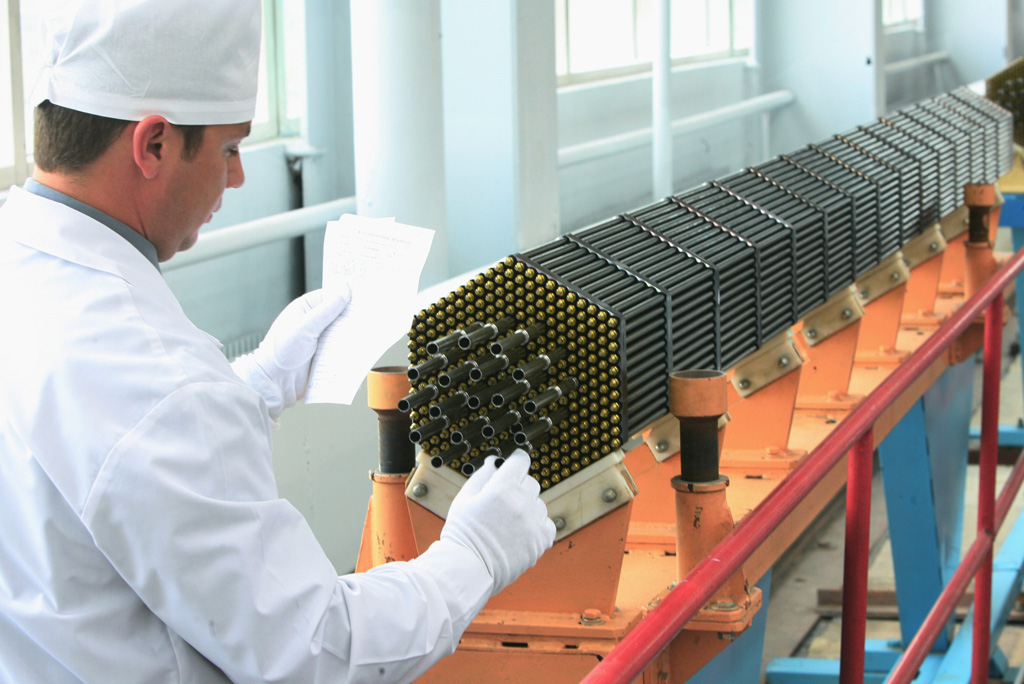 Топливная кассета атомного энергетического реактора на Новосибирском заводе химических концентратов