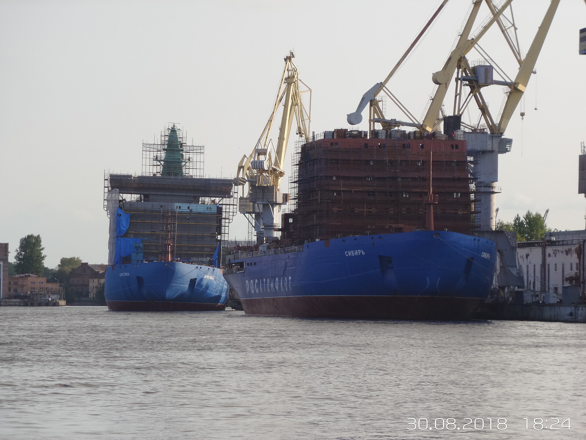 Атомные ледоколы «Арктика» и «Сибирь» у причала Балтийского завода